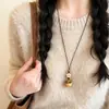 Nuevo collar colgante de oso retro estilo chino para mujer, cadena para suéter de diseño único, accesorio de moda, simple, versátil al por mayor