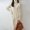 Vestido de Punto de Cuello Alto 100% Lana Nuevo Otoño/Invierno 2026 Manga Larga para Mujer Color Sólido Holgado Bolsillos Dobles Largo Medio