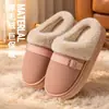 Pantuflas de Algodón Impermeables para Mujer, Nuevo Estilo Invierno 2026, Superficie de Cuero, Hogar Interior, Suela Gruesa, Cálidas, Pantuflas de Algodón con Forro de Terciopelo para Hombre, Se Pueden Usar Afuera