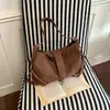 Bolsa feminina texturizada Shuai Mi Jia, grande capacidade, nova bolsa transversal de nicho outono 2026, bolsa tote vintage para o dia a dia