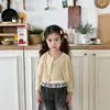 Nueva Colección Primavera y Otoño 2026: Conjunto Dulce y Ligero de Dos Piezas para Niñas, con un Cárdigan de Tirantes y un Atuendo Lindo para Salir