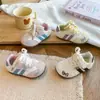 Zapatillas de moda para niñas 2026 otoño e invierno nuevo estilo lazos infantiles versátiles zapatos casuales suela blanda suave zapatillas de entrenamiento alemanas elegantes