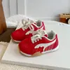 Zapatillas Deportivas de Color Caramelo para Niñas 2026 Nuevo Estilo Otoño para Niños Pequeños y Medianos Superficie de Malla Suela Suave para Niños Estilo Escolar Zapatillas para Correr Modernas