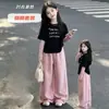 Traje de Dos Piezas Falso de Manga Larga Estilo Coreano de Otoño para Niñas Medianas y Grandes Estampado de Letras Pantalones Anchos Rosados Conjunto de Dos Piezas Venta al por Mayor
