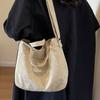 Bolsa Transfronteiriça Nova de Veludo Cotelê com Asa Cruzada Feminina de Grande Capacidade Ombro Único Sob o Braço Bolsa Tote de Aula Bolsa Tote de Outono e Inverno