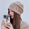 Chapéu Empilhado Quente à Prova de Vento Outono Inverno Cobertura de Cabeça Feminina Proteção de Orelha Chapéu Pós-Parto Chapéu para Frio Afina o Rosto Chapéu Versátil de Lã Tricot