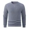 Coleção outono e inverno: Camiseta básica de tricô de cor sólida com mangas compridas para homens, um suéter simples e casual para a camada interna para jovens homens