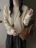 26 Nova Coleção de Outono: Blusa de tricô básica de cor sólida estilo coreano com gola redonda e mangas compridas, versátil para looks casuais e de trabalho, peça base feminina