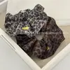 Nuevo Scrunchie de Ante con Estampado de Leopardo Retro para Otoño e Invierno con un Toque de Lujo, Goma para el Cabello con Etiqueta Dorada para Cola de Caballo, Accesorio para el Cabello para Mujer