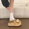 Decoración de Muñeca Oso Tostado Chanclas Birkenstock de Suela Gruesa para Mujer Otoño 2026 Nuevo Retro Transpirable Ropa de Exterior con Chanclas de Falda