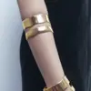 Pulsera Metálica Corrugada Irregular Retro Europea y Americana Pulsera Sencilla de Alto Temperamento Moda Exagerada Pulsera ZA para Mujer