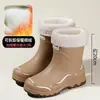 Botas de chuva femininas estilosas, resistentes ao desgaste, antiderrapantes, de cano médio, novas botas de chuva impermeáveis para uso externo, com fleece adicionado, sapatos de água para adultos, sapatos de borracha para trabalho