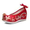 2025 Nuevos Zapatos de Boda Rojos con Flor de Cuentas de Cristal con 7cm de Plataforma Xiuhe Shoes Estilo Chinoiserie Brindis de Boda Estilo Antiguo Zapatos de la Dinastía Han