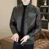 Chaqueta de Cuero con Cuello de Béisbol Nueva para Primavera y Otoño Hombres 2025 Marca de Tendencia Casual Atractiva Más Fácil de Combinar Chaqueta Corta de Motociclista para Hombres