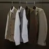 Sala de Modelos de Ropa Suave para Hombres Vestuario Estilo Italiano Sencillo Chaqueta de Traje para Hombres Exhibición de Accesorios Armario Decoración