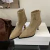 Botas de tornozelo de camurça para outono e inverno com salto alto, botas versáteis de corte justo para mulheres, elásticas estilo retrô francês, salto fino, zíper traseiro, bico fino, novo modelo