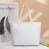 Bolsa tote bordada com padrão de ondas d'água de alta qualidade, nova moda 2025, generosa, grande capacidade, cor sólida, com zíper, bolsa de ombro feminina