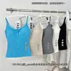 3271 # Novedades de principios de otoño: una camisola simple de color liso con escote de encaje, con diseño abotonado, perfecta para usar como capa exterior o como prenda interior, y con corte ajustado.