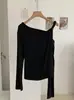 Kekezoon Camiseta Casual Estilosa de Manga Longa Diagonal Torcida Off-Shoulder Outono 2026 Lançamento Novo Foto Real 8371