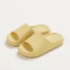 Pantuflas de suela gruesa para mujer para uso doméstico en verano, decoraciones de zapatos DIY, sandalias de moda antideslizantes resistentes al desgaste de dibujos animados para parejas en interiores para el baño