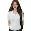 Camiseta de punto de manga corta con cuello en V calado de color albaricoque para mujer, estilo verano old money, polo elegante, top casual versátil con hombros normales