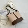 Shuai Mijia 2026 Otoño Nuevo Retro Moda Simple Casual Sensación Patchwork Bolso Cubo Bolso de Hombro Cruzado Simple