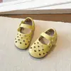 Sandalias de Agujeros Calados para Niñas 2026 Estilo Verano Moda Infantil Zapatos de Princesa Suela Suave Zapatos de Una Sola Tira Sandalias Versátiles para Niños