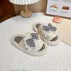Chinelos infantis estilo coreano, com estampa de laço para meninas doces, coleção outono/inverno 2026 para meninas, chinelos fofos de uma tira para casa