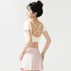 Top de yoga de manga corta con espalda cruzada para mujer con copas fijas incorporadas, diseño sin espalda con abertura, camiseta deportiva de fitness de secado rápido