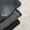 Fábrica têxtil Hongsheng em estoque fornece 10*10 jeans de bambu horizontal liso, macio, respirável, tecido de verão para lavar