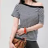 Camiseta Feminina Retro Americana Listrada de Manga Curta e Um Ombro Só, Novo Estilo de Verão, Cintura Irregular Ajustável, Slim Fit, Top Tomara-que-Caia