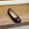 Sapatos femininos vermelhos pequenos estilo francês com laço e sola reta 2026 primavera e outono versáteis sapatilhas sapatos de noite gentis