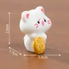 Micro-Paisaje Creativo Lindo Gato de la Suerte Figura Kawaii Muñeca de Granos Casa de Muñecas DIY Accesorios Decorativos Tablero de Coche Escritorio Adornos Pequeños