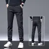 Calça casual de alta qualidade escovada de Hong Kong para homens, versátil para negócios, forrada com fleece 2026, espessa, modelagem slim fit, afunilada, calça masculina estilo coreano
