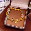 Pulsera elástica de cristal de imitación de lujo ligero de alta gama, versátil, con dijes de moneda irregulares, color dorado duradero que no se decolora
