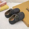 Sapatos Birkenstock retrô de sola reta com cobertura total para meninas, novos sapatos mocassins versáteis da moda outono 2026, sapatos Mary Jane de sola macia