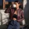 Jaqueta biker cropped estilosa e que afina a silhueta, com gola alta, para mulheres baixinhas. Jaqueta curta de outono justa para o dia a dia, estilo 'hot girl'