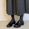 Mocassins femininos de couro genuíno com sola grossa em estilo retrô britânico, sapatos slip-on versáteis com saltos grossos, sapatos casuais de couro