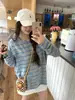 Foto real de una camiseta a rayas tipo nube para mujer de talla grande, con un tejido afelpado, suave y cómodo, corte holgado y un top casual versátil estilo coreano, estilo moderno 25275