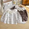 Camisa de niña con estampado floral, nuevo estilo primavera/otoño, diseño coreano con detalles de corte, cuello Peter Pan grande, mangas abullonadas, camisa de corte holgado para bebés