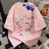 Camiseta Curta Estampada com Grafite Simples da Moda para Casal Feminina Coleção Primavera/Verão 2026 Casual Ins Algodão Pesado Top para Homem