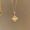 Popular no Xiaohongshu: Colar escovado de trevo de quatro folhas para mulheres, requintado e elegante, luxo leve, doce e versátil, corrente de clavícula de estilo suave