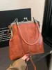2026 Nueva Bolsa Vintage de Cuero Suave para Mujer, Bolso de Hombro Cruzado de Moda para Dama, Bolso de Pinza de Mano para Comercio Transfronterizo