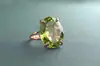 El nuevo bestseller transfronterizo de HuaJie es un anillo de estilo clásico de lujo ligero con grandes piedras de circón verde, simple, elegante y moderno para mujer.