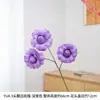 3 rosas artificiales con bordes acampanados para decoración del hogar en una habitación modelo de casa de huéspedes mejoran eficazmente la atmósfera artística del espacio