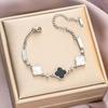 Pulsera europea y americana de trébol de cuatro hojas para mujer, pulsera de acero de titanio chapada en oro de 18k, pulsera de diseño estilo ins, moda coreana, joyería de mano al por mayor