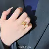Anillo de Moño Rojo y Verde Zirconia, Estilo Palacio Deslumbrante, Lujo Ligero, Artesanía Exquisita, Versátil, Alto Valor Estético, Realza el Tono de Piel, Anillo de Estilo Vintage