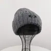 Chapéu de Lã Grossa com Patch de Letra em Veludo Tricô Lã Chapéu para Mulheres Outono Inverno Quente Cor Dopamina Touca para Cabeça