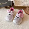 Sandalias Deportivas Huecas de Suela Gruesa para Niñas que Aumentan la Altura 2026 Nuevo Estilo de Verano Velcro al Aire Libre Moda Correr Zapatos Casuales