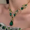 Vestido de Gala Anual Exagerado e Deslumbrante com Toque de Luxo, Temperamento de Luxo Leve, Estilo Único e Distinto, e uma Corrente Deslumbrante para a Clavícula